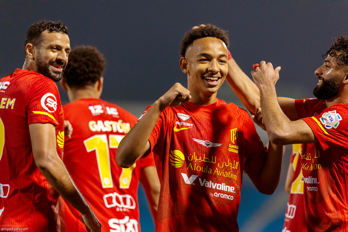 القادسية يستعرض