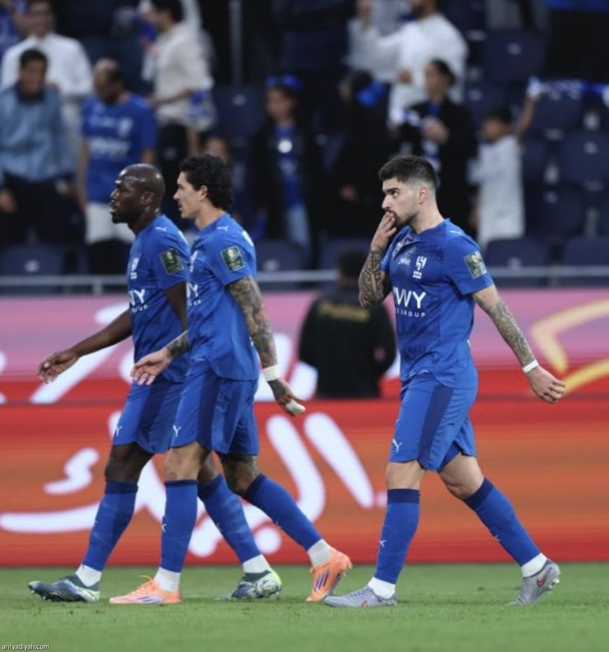 الأزرق يعبر