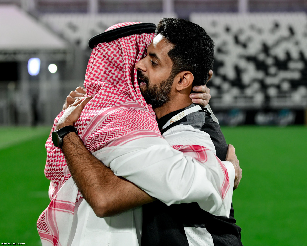 الليوث تفترس